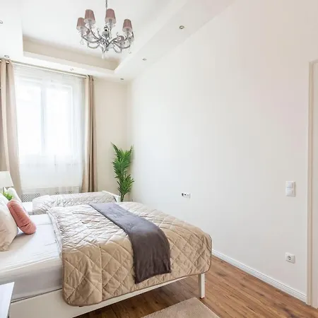 Luxurious In Liszt Ferenc Square